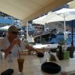 Fira, Santorini. IJskoffie in de oude haven. Nou ja, haven....