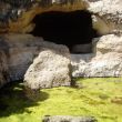 een grotwoning met een vijvertje voor de deur, Cala Morells