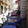 Rome, lunch uit de gloeiende zon in een straatje bij de Trevi Fontein