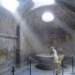 Ans in een pas gerestaureerde badhuis in Pompeï