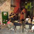 Zomeravond, er speelt een meerstemmige band op een pleintje in Bastia