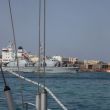 Lampedusa. Patrouilleboot met zwarte migranten op voordek, opgepikt op zee