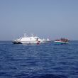 De kustwacht nadert voorzichtig de migrantenboot