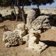 Perkje met drie aftandse stenen leeuwen, Sa`Maison gardens