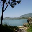 Butrint. Gezicht vanaf de stadswal op het Meer van Butrint