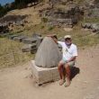 Hier stond naast het schathuis van Athene ooit de omphalos van Delphi