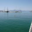 Aegina. Onderaan loopt de ankerketting naar de diepte. Verderop trek ik de ankerboei over de ketting