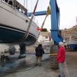 Roussos spuit het onderwaterschip schoon met een hogedrukspuit