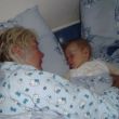 Ans en jongste kleinkind Caelan slapen uit in ons huisje