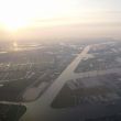 Opstijgen van Schiphol. Het Noordzeekanaal in de vroege ochtend