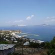Blik vanuit de bergen op het haventje van Palon en het steengroeven-eilandje Yiali in de verte
