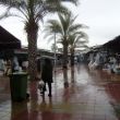 Regen op de centrale markt in het oude centrum van Ashkelon
