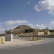Tafelberg met kasteel Herodion van Koning Herodes, zuidelijk van Bethlehem.Ervoor een oud road block