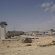 Op weg naar Eilat passeren we in de Negev een gevangenis. Voor Palestijnen?