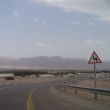 Eilat. Onder de berghellingen liggen Jordanië en Aqaba