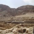 Ruïnes bij Qumran. In de grotten op de hellingen werden in 1947 de Dode Zee Rollen gevonden