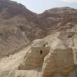 Qumran. In deze grot (nr. 4) vond men in 1952 15.000 tekstfragmenten uit 600 manuscripten