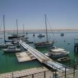 Suez Yacht Club. Links ligt Dulce, op de achtergrond is het Suezkanaal
