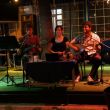 Turkse musici in het havencafé van Finike