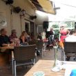 Luisteren naar zangeres Pauliina May op het terras van Café Soestdijk. Met Dick Roza