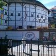 Londen. Voor The Globe, de replica van het theater van Shakespeare.