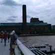 Londen. De Millennium Footbridge met het Tate Modern op de oever.
