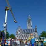 De kermis in het centrum van Middelburg wordt opgestart.
