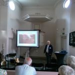 Bert van 't land vertelt in het schuilkerkje aan de Langendijk over het project Hazewindhondstr