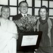 Uitreiking NGPR-prijs 1993, Nieuwspoort door Hans Wiegel, Vlnr. Guda Stoop, Tom en Suzanne Oxenaar