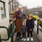 6 april 2019. Anna met haar kleinkinderen Lina-Mae en Vajèn op de voetgangersbrug rond ons huis.