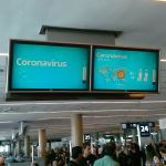 Aandacht voor het coronavirus op terminal C van het EZE-vliegveld van Buenos Aires