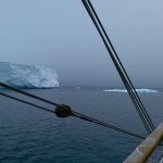 Bij Heroína eiland drijven we door een veld van ijsbergen.