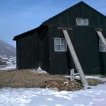 Twee balken stutten de hut van de Nordenskjöld-expeditie op Snowhill-eiland.