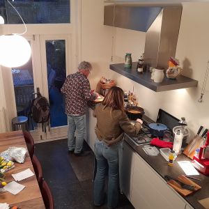 3 april 2021. Eten bij de buren. Wiger & Arina kokkerellen in hun keuken.