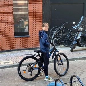 27 april 2021. Trots toont jarige Thijs (11) zijn nieuwe fiets.