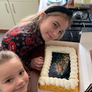 7 mei 2021. Vajèn (boven) en Lina-Mae met de taart voor de 9e verjaardag van eerstgenoemde.
