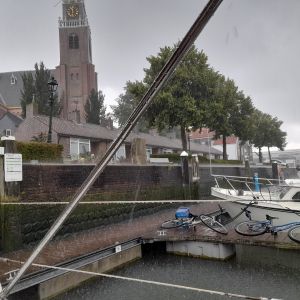 Heftige regenbuien in Maassluis.