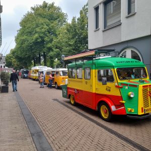5 juli 2024. Hippiebusjes in de rij op het Eind voor het Hippiefestival.