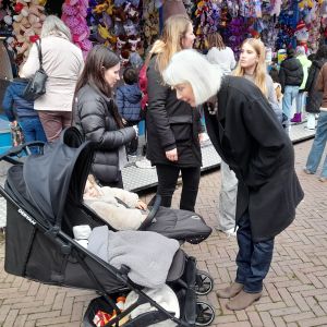 30 oktober 2024. Anna op de Gorcumse kermis met achterkleinkinderen. Achter Nikita, Tessa en Vajèn.