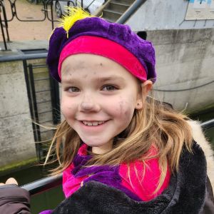 16 november 2024. Lina-Mae op de sluis bij de aankomst van Sinterklaas.