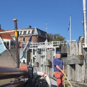 Aaanleggen voor de Lingesluis (foto: Marijke Lodder).