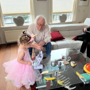 25 december 2024. Zaila met haar cadeautje: een kassa.