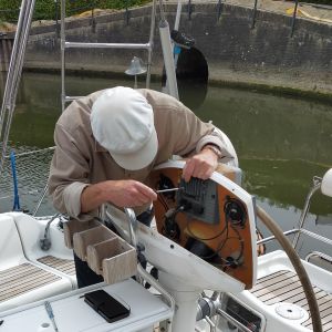 21 mei 2025. Willemstad. Ik probeer het contact van de radar/plotter op de stuurstand te herstellen.