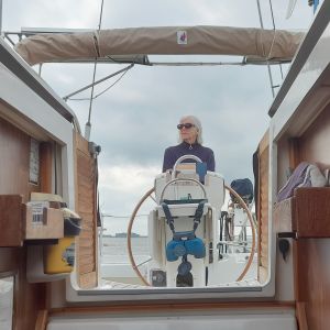 Anna aan het roer in het Vuile Gat.