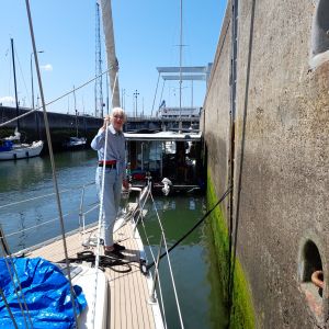 16 juni 2025. In de Zandkreeksluis achter de drijvende vlotwoning uit Goes.