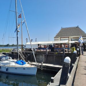 21 juni 2025. Wekelijks zaterdagmarktje op de kade bij de Veerse Jachtclub..