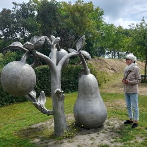 26 juni 2025. Het beeld 'De Heerlijkheid' (2002) van Gijs Assmann in Veere.