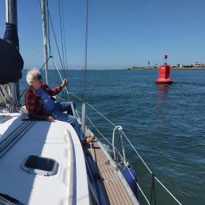 Wim op de Westerschelde. Over de Rede van Vlissingen varen we tegen de tijstroom in naar de invaart.