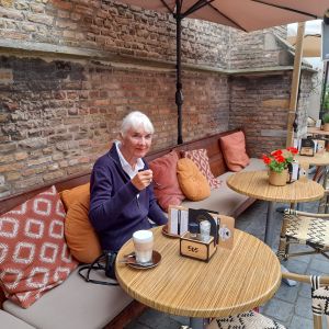 12 juli 2025. Vlissingen. Koffie op de Oude Markt met de rug tegen de muur van de Sint Jacobskerk.