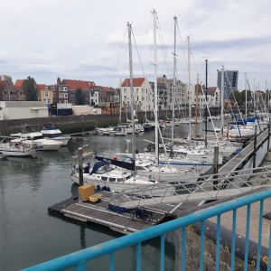 Vllissingen 9 juli 2025. Onze nieuwe ligplaats in de haven. Links een deel van de kermis.